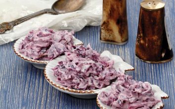 Yoğurtlu ve mayonezli kırmızı lahana salatası