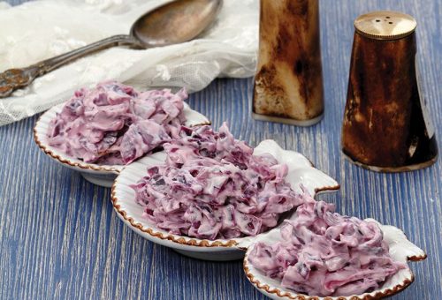 Yoğurtlu ve mayonezli kırmızı lahana salatası