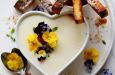 Yumurtalı ekmek çubukları ile muhallebi