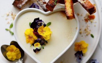 Yumurtalı ekmek çubukları ile muhallebi