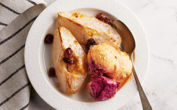 ZENCEFİL VE KURU ÜZÜMLE AĞIR ATEŞTE PİŞMİŞ ARMUT