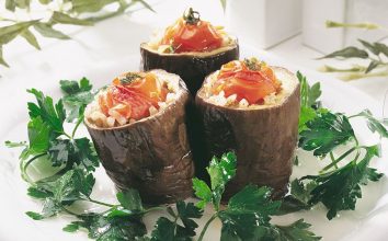 Zeytinyağlı patlıcan dolması